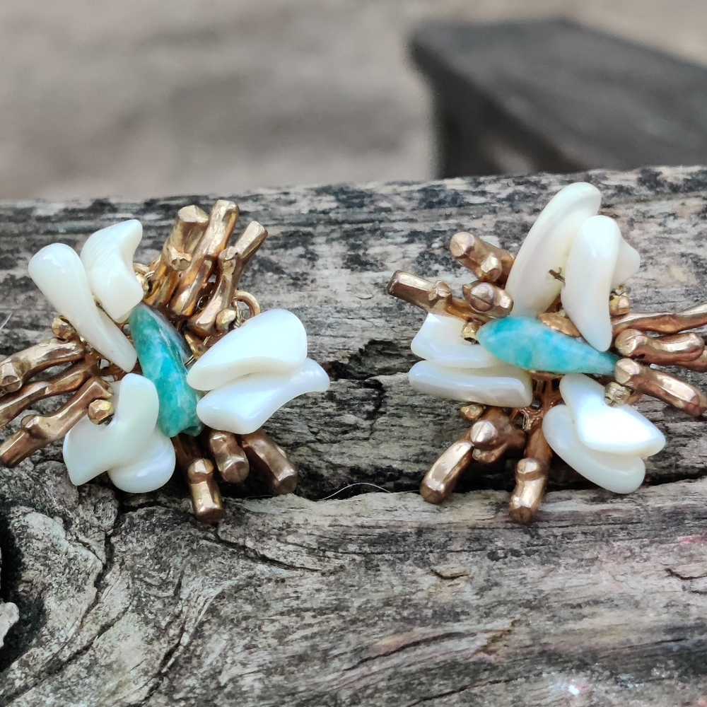 Vintage Miriam Haskell mother of pearl and amazonite coral branch earrings - Picture 11 of 13